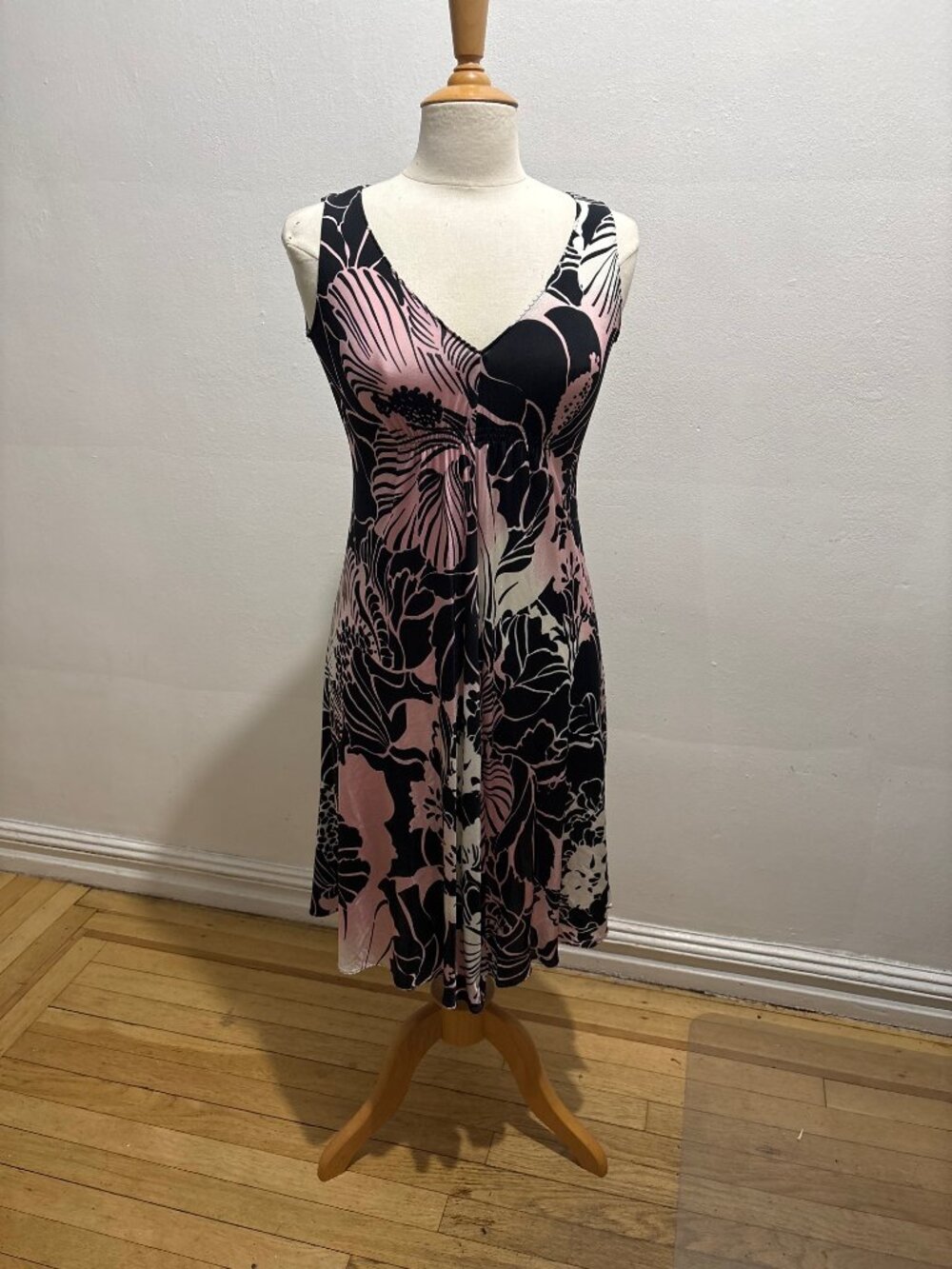 Elie Tahari Lexcy v-neck sleeveles empire waist dress in printed floral jersey